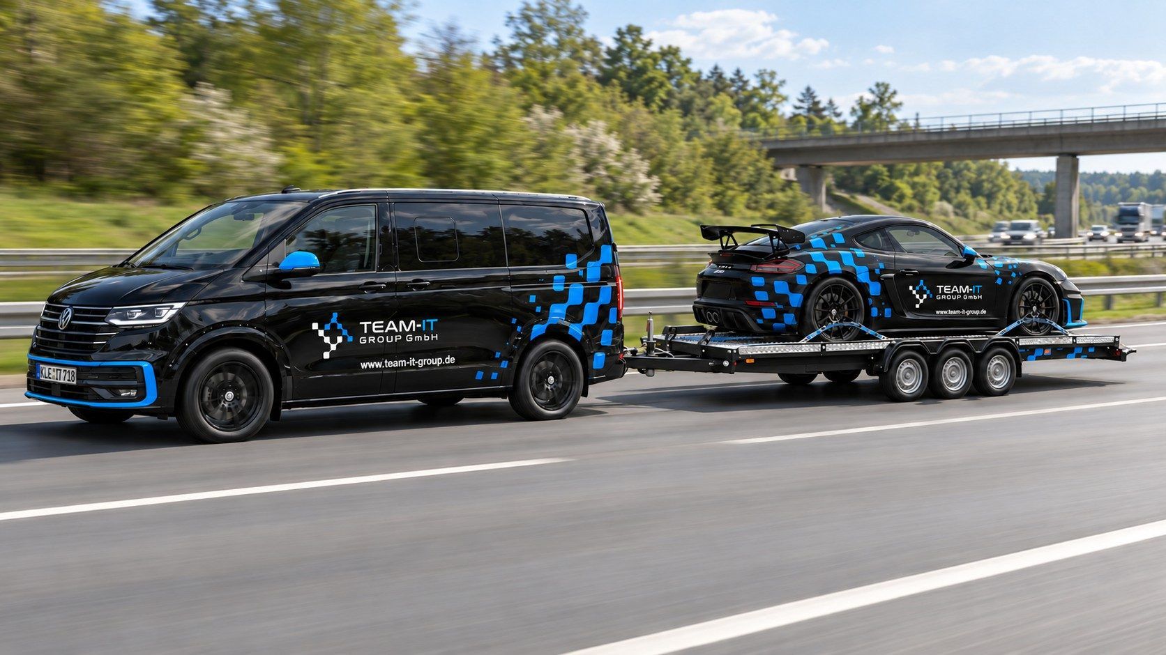 Das Team-IT-Gespann mit dem Porsche auf der Autobahn