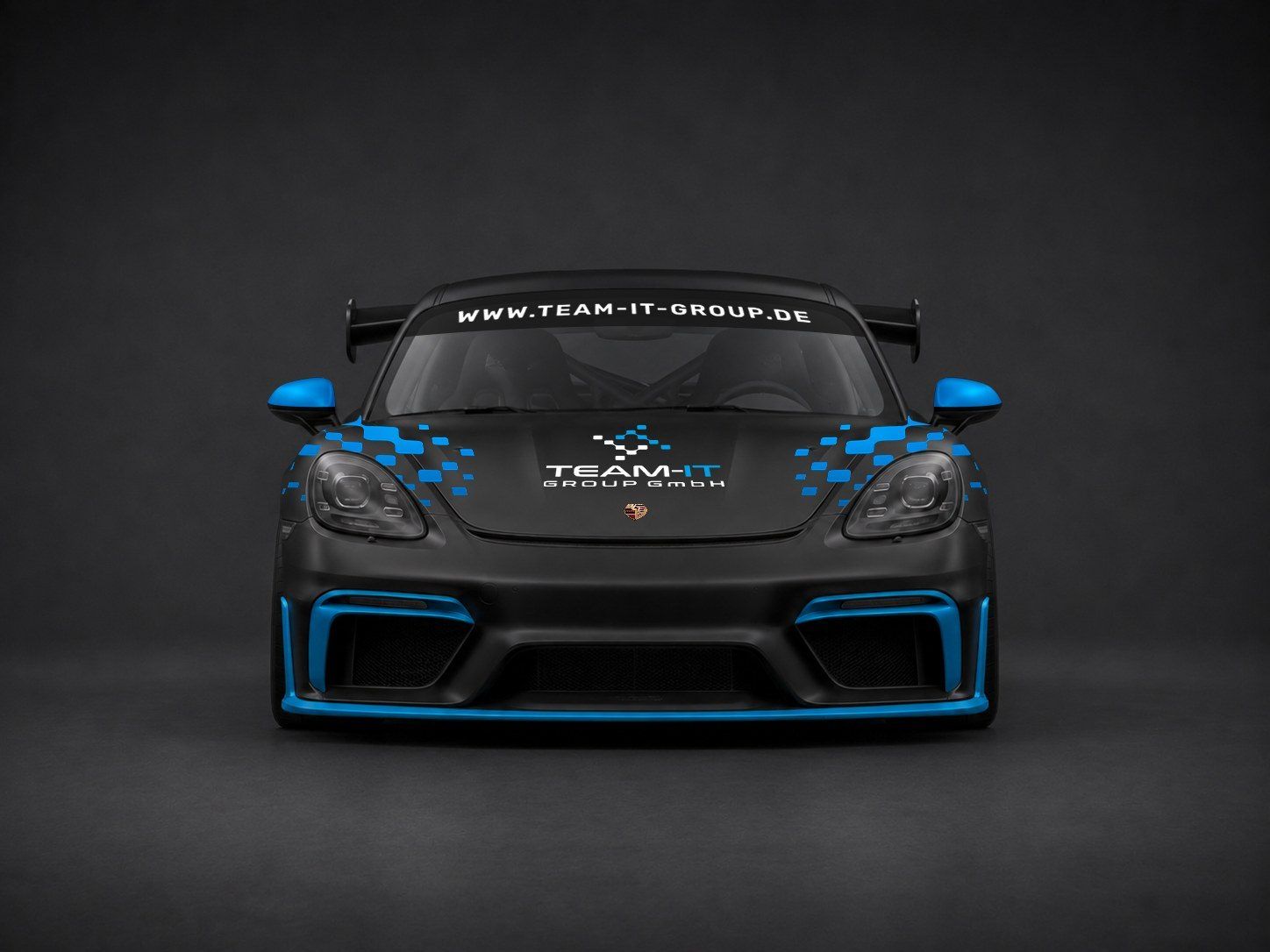 Frontansicht des Porsche 718 Cayman GT4 im Team-IT-Design