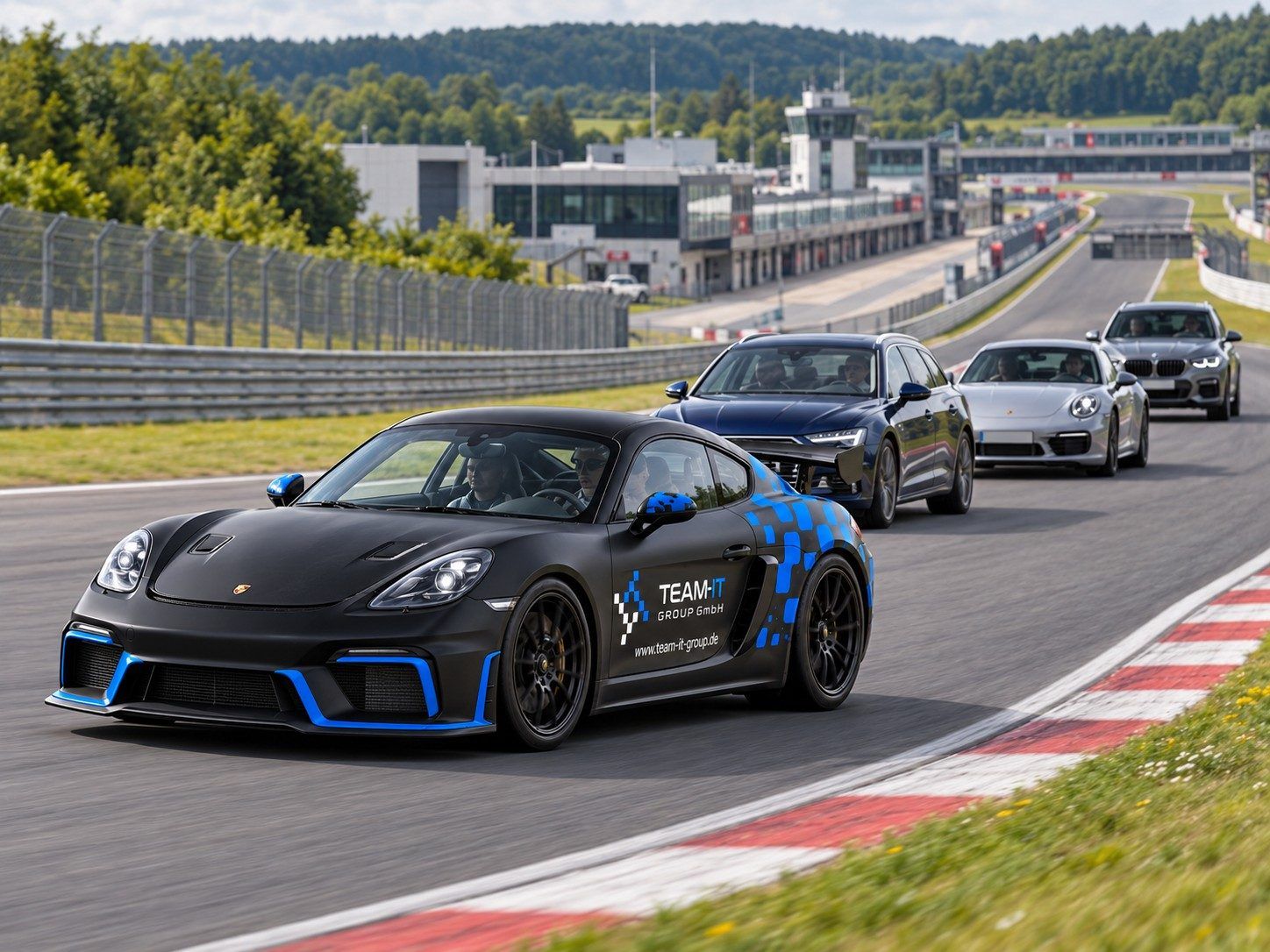 Der Team-IT 718 Cayman GT4 führt Gästefahrzeuge über die Rennstrecke