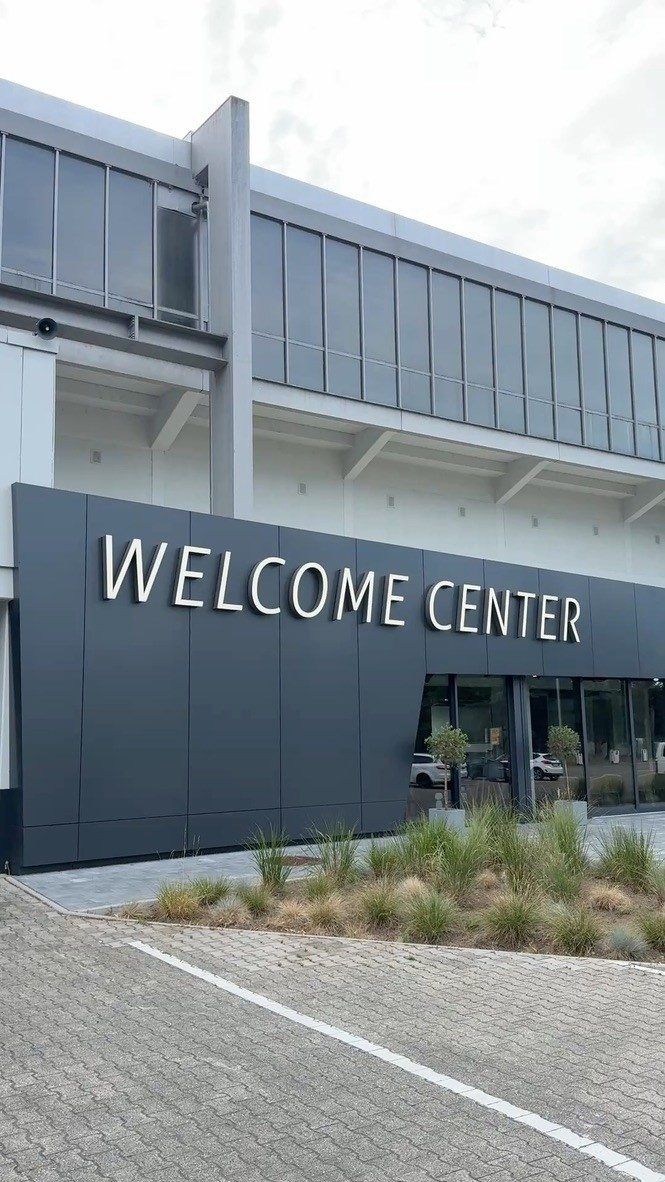 Eingang eines Welcome Centers an einer Rennstrecke