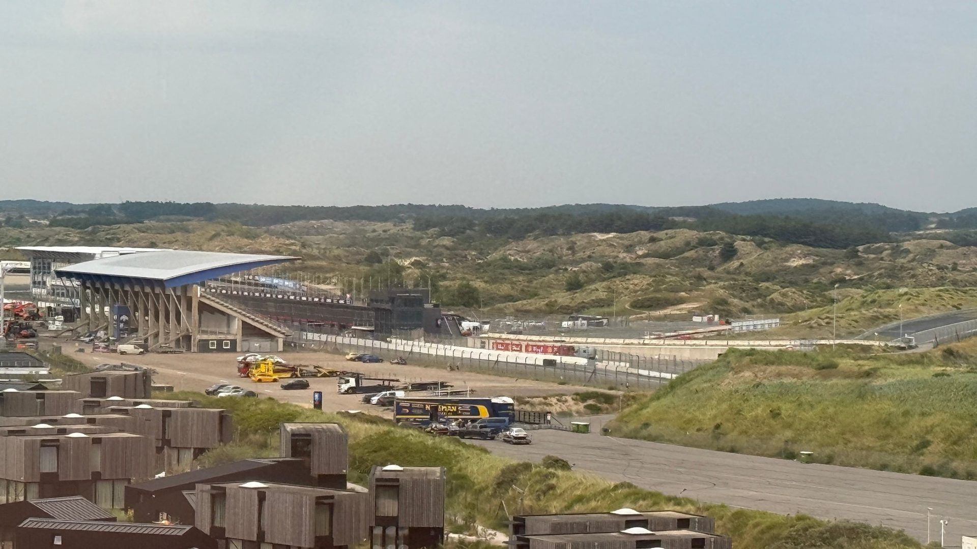 Blick auf die Rennstrecke Zandvoort mit Haupttribüne in den Dünen